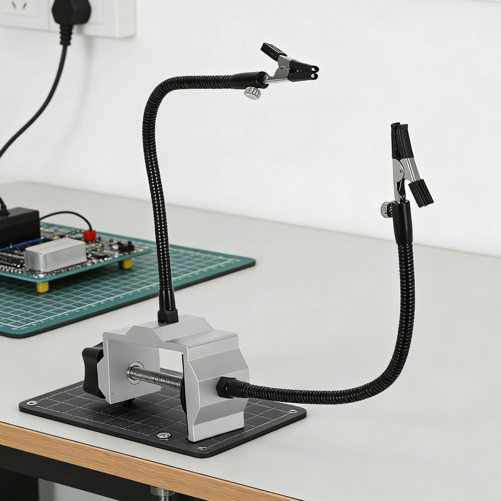 補助ハンドはんだ付けクランプ溶接ステーションベンチバイス、2 - Electronics Repair Bench のレビューと価格